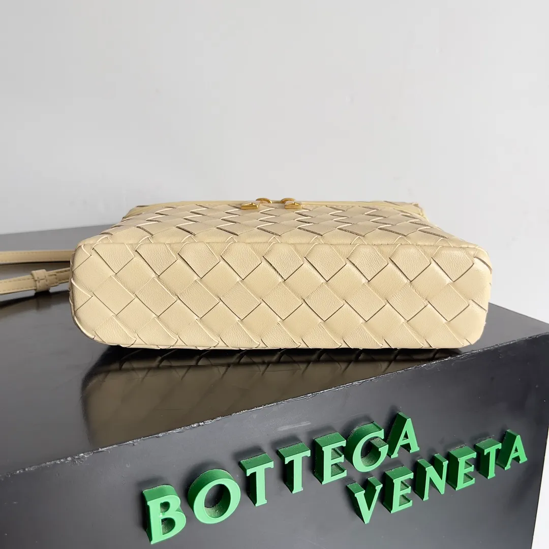 Batch 1360 Bottega Veneta 24 spring and summer woven zipper crossbody bag. A crossbody bag that can be used as a cosmetic bag. The exquisite weaving and compact body are an indispensable accessory for the upcoming summer. The double zipper also better protects the bag. It has a large capacity. If you like it, don’t miss it. Style number: 789109 Size: 22*12.5*5cm
